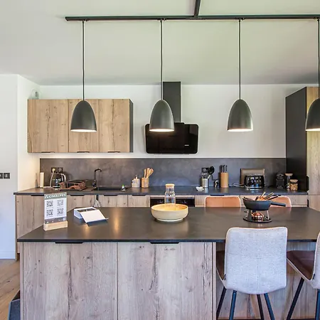 Appartamento Chic Alpin De 100m² Avec Balcon Et Garage, Proche Centre - Fr-1-569-100 *